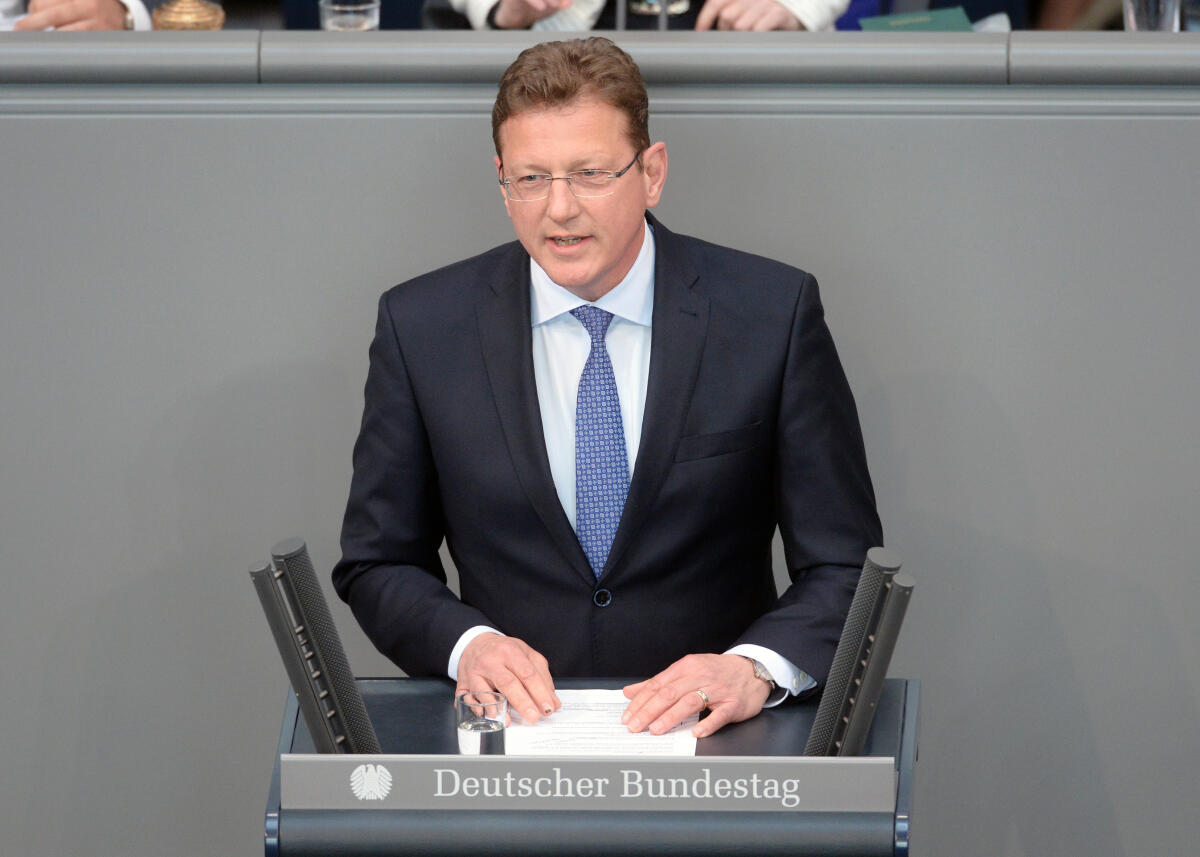 Stefan Sauer, CDU/CSU, Bundestagsabgeordneter, Abgeordneter, Mitglied Deutscher Bundestag, MdB, Rede, 32. Sitzung, Top 1 Epl 23, Thema: Haushaltsgesetz 2018 - Wirtschaftliche Zusammenarbeit und Entwicklung.; Rednerpult. Sauer, Stefan Stefan Sauer, CDU/CSU, Bundestagsabgeordneter, Abgeordneter, Mitglied Deutscher Bundestag, MdB, Rede, 32. Sitzung, Top 1 Epl 23, Thema: Haushaltsgesetz 2018 - Wirtschaftliche Zusammenarbeit und Entwicklung.; Rednerpult.
