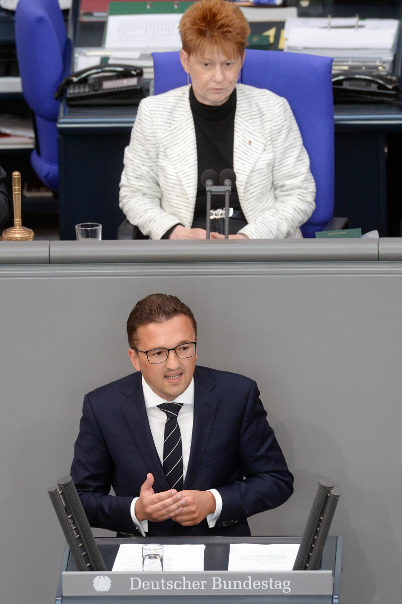 Körber, Carsten; Pau, Petra Carsten Körber, CDU/CSU, Bundestagsabgeordneter, Abgeordneter, Mitglied Deutscher Bundestag, MdB, Rede, 32. Sitzung, Top 1 Epl 23, Thema: Haushaltsgesetz 2018 - Wirtschaftliche Zusammenarbeit und Entwicklung, Vorsitz: Bundestagsvizepräsidentin Petra Pau, DIE LINKE.; Rednerpult.