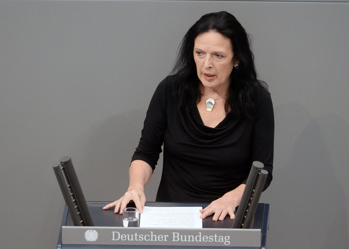 Schreiber, Eva-Maria Eva-Maria Elisabeth Schreiber, DIE LINKE, Bundestagsabgeordnete, Abgeordnete, Mitglied Deutscher Bundestag, MdB, Rede, 32. Sitzung, Top 1 Epl 23, Thema: Haushaltsgesetz 2018 - Wirtschaftliche Zusammenarbeit und Entwicklung.; Rednerpult.