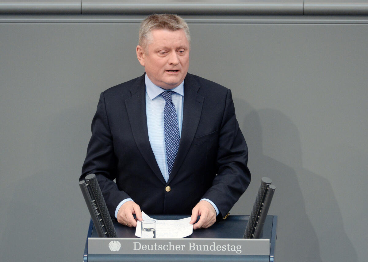 Hermann Gröhe, CDU/CSU, Bundestagsabgeordneter, Abgeordneter, Mitglied Deutscher Bundestag, MdB, Rede, 32. Sitzung, Top 1 Epl 23, Thema: Haushaltsgesetz 2018 - Wirtschaftliche Zusammenarbeit und Entwicklung.; Rednerpult. Gröhe, Hermann Hermann Gröhe, CDU/CSU, Bundestagsabgeordneter, Abgeordneter, Mitglied Deutscher Bundestag, MdB, Rede, 32. Sitzung, Top 1 Epl 23, Thema: Haushaltsgesetz 2018 - Wirtschaftliche Zusammenarbeit und Entwicklung.; Rednerpult.