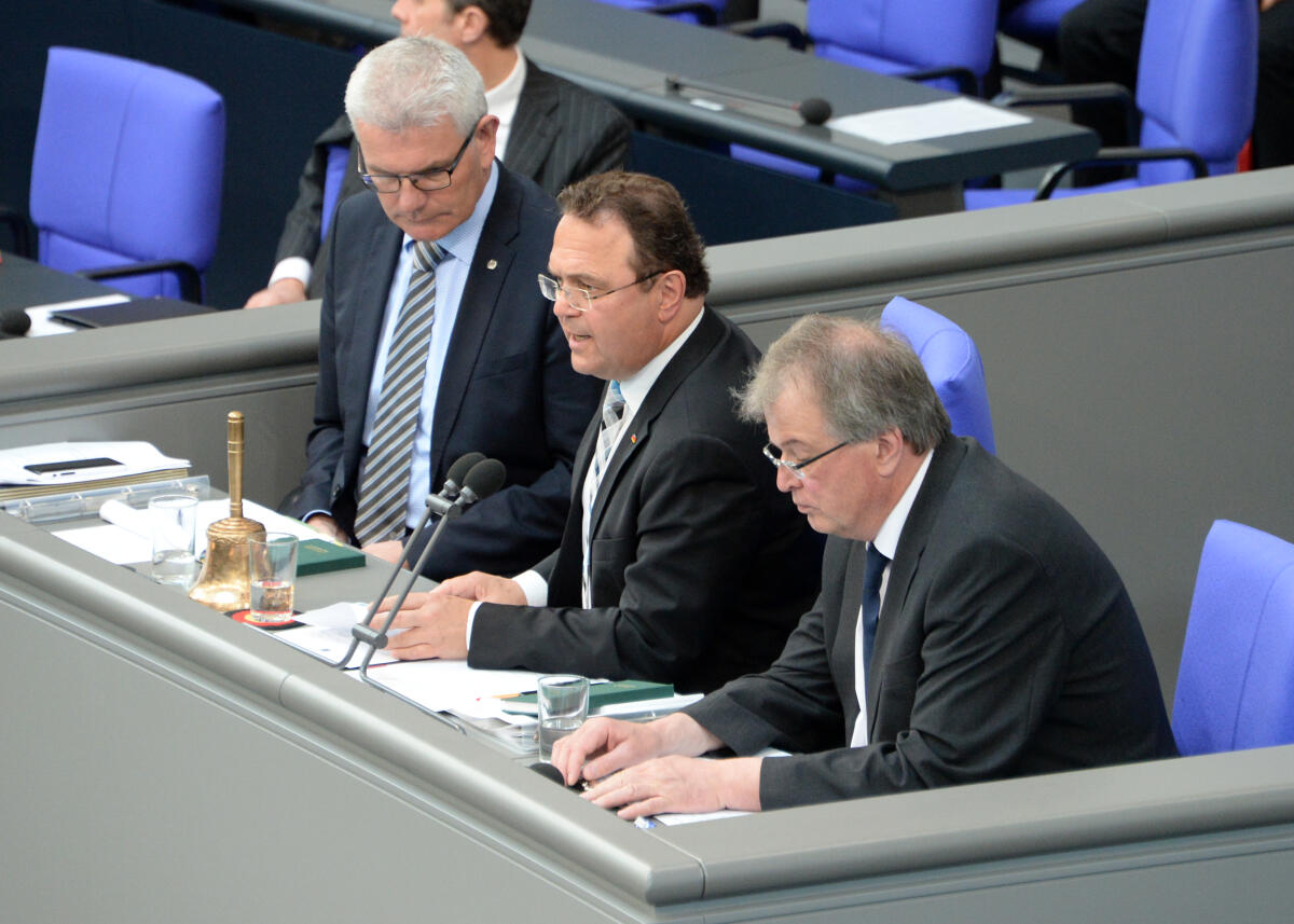 Schriftführer: Artur Auernhammer, (li), CDU/CSU, Udo Hemmelgarn, (re), AfD, Vorsitz: Bundestagsvizepräsident Dr. Hans-Peter Friedrich, CDU/CSU, 33. Sitzung Deutscher Bundestag. Auernhammer, Artur; Hemmelgarn, Udo; Friedrich, Hans-Peter Schriftführer: Artur Auernhammer, (li), CDU/CSU, Udo Hemmelgarn, (re), AfD, Vorsitz: Bundestagsvizepräsident Dr. Hans-Peter Friedrich, CDU/CSU, 33. Sitzung Deutscher Bundestag.