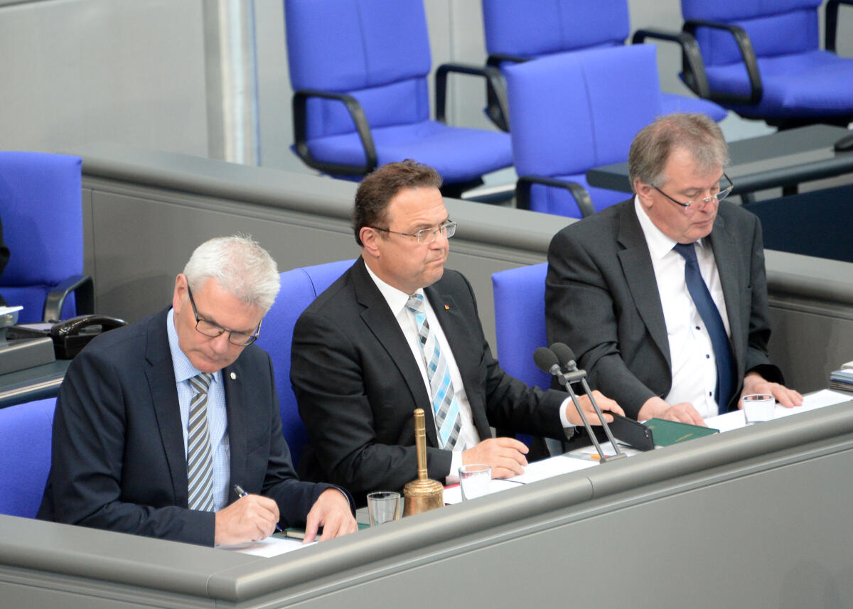 Schriftführer: Artur Auernhammer, (li), CDU/CSU, Udo Hemmelgarn, (re), AfD, Vorsitz: Bundestagsvizepräsident Dr. Hans-Peter Friedrich, CDU/CSU, 33. Sitzung Deutscher Bundestag. Auernhammer, Artur; Hemmelgarn, Udo; Friedrich, Hans-Peter Schriftführer: Artur Auernhammer, (li), CDU/CSU, Udo Hemmelgarn, (re), AfD, Vorsitz: Bundestagsvizepräsident Dr. Hans-Peter Friedrich, CDU/CSU, 33. Sitzung Deutscher Bundestag.