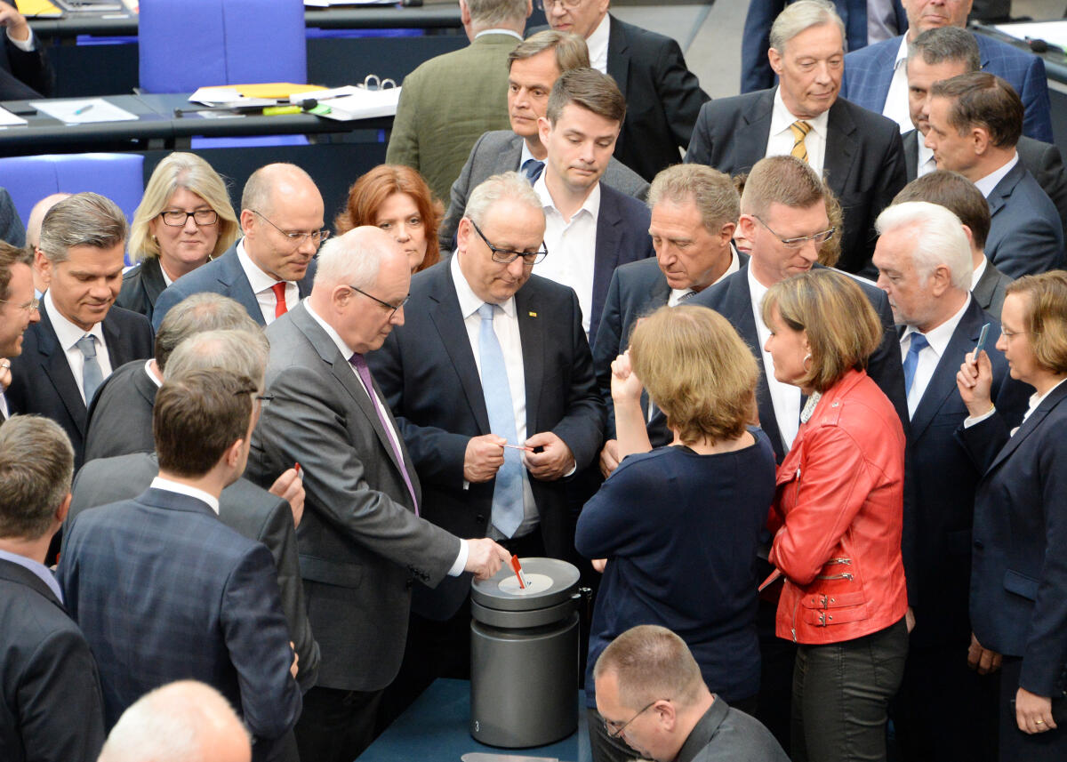  Namentliche Abstimmung zu Paragraph 39 Geschäftsordnung Deutscher Bundestag "Einspruch gegen einen Ordnungsruf" gegen Dr. Alice Weidel, AfD, den Bundestagspräsident Dr. Wolfgang Schäuble, CDU/CSU, nach ihrer Rede während der 32. Sitzung als erste Rednerin der Debatte Top 1 Epl 04 "Haushaltsgesetz 2018 - Bundeskanzlerin und Bundeskanzleramt", gemäß Paragraph 38 der Geschäftsordnung Deutscher Bundestag, verhängt hat.; GOBT, Abstimmung, Wahlurne, Stimmkarte.