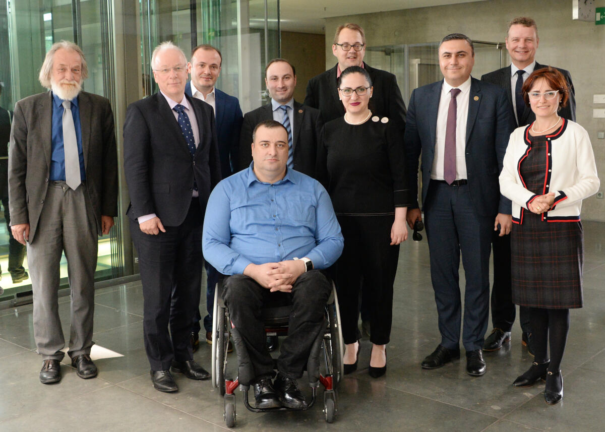 Dr. Matthias Bartke, (2.v.li), SPD, Vorsitzender des Ausschusses des Deutschen Bundestags für Arbeit und Soziales, empfängt im Namen des Ausschusses eine Delegation georgischer Abgeordneter zu einem Gespräch, an dem zahlreiche Mitglieder des Bundestages und des Ausschusses teilnehmen.; Gruppenfoto. Bartke, Matthias Dr. Matthias Bartke, (2.v.li), SPD, Vorsitzender des Ausschusses des Deutschen Bundestags für Arbeit und Soziales, empfängt im Namen des Ausschusses eine Delegation georgischer Abgeordneter zu einem Gespräch, an dem zahlreiche Mitglieder des Bundestages und des Ausschusses teilnehmen.; Gruppenfoto.
