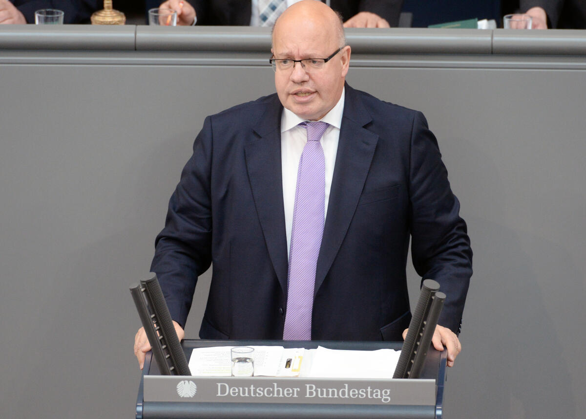 Peter Altmaier, CDU/CSU, Bundesminister für Wirtschaft und Energie, Bundestagsabgeordneter, Abgeordneter, Mitglied Deutscher Bundestag, MdB, Rede, 33. Sitzung, Top 1 Epl 09, Thema: Haushaltsgesetz 2018 - Wirtschaft und Energie.; Rednerpult, Minister, Bundeswirtschaftsminister. Altmaier, Peter Peter Altmaier, CDU/CSU, Bundesminister für Wirtschaft und Energie, Bundestagsabgeordneter, Abgeordneter, Mitglied Deutscher Bundestag, MdB, Rede, 33. Sitzung, Top 1 Epl 09, Thema: Haushaltsgesetz 2018 - Wirtschaft und Energie.; Rednerpult, Minister, Bundeswirtschaftsminister.