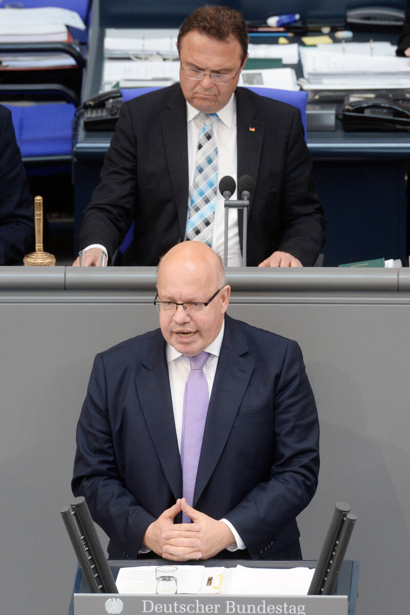 Peter Altmaier, CDU/CSU, Bundesminister für Wirtschaft und Energie, Bundestagsabgeordneter, Abgeordneter, Mitglied Deutscher Bundestag, MdB, Rede, 33. Sitzung, Top 1 Epl 09, Thema: Haushaltsgesetz 2018 - Wirtschaft und Energie, Vorsitz: Bundestagsvizepräsident Dr. Hans-Peter Friedrich, CDU/CSU.; Rednerpult, Minister, Bundeswirtschaftsminister. Altmaier, Peter; Friedrich, Hans-Peter Peter Altmaier, CDU/CSU, Bundesminister für Wirtschaft und Energie, Bundestagsabgeordneter, Abgeordneter, Mitglied Deutscher Bundestag, MdB, Rede, 33. Sitzung, Top 1 Epl 09, Thema: Haushaltsgesetz 2018 - Wirtschaft und Energie, Vorsitz: Bundestagsvizepräsident Dr. Hans-Peter Friedrich, CDU/CSU.; Rednerpult, Minister, Bundeswirtschaftsminister.