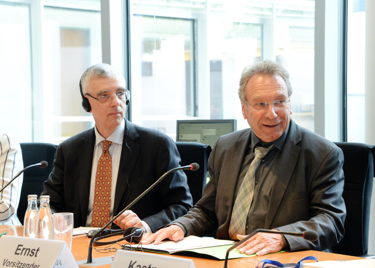 Der stellvertretende Staatssekretär im australischen Ministerium für Auswärtige Angelegenheiten und Handel, Christopher Langman, (li), ist zu Gast beim Ausschuss des Deutschen Bundestages für Wirtschaft und Energie. Klaus Ernst, (re), DIE LINKE, Vorsitzender des Ausschusses, leitet das Gespräch. Ernst, Klaus; Langman, Christopher Der stellvertretende Staatssekretär im australischen Ministerium für Auswärtige Angelegenheiten und Handel, Christopher Langman, (li), ist zu Gast beim Ausschuss des Deutschen Bundestages für Wirtschaft und Energie. Klaus Ernst, (re), DIE LINKE, Vorsitzender des Ausschusses, leitet das Gespräch.