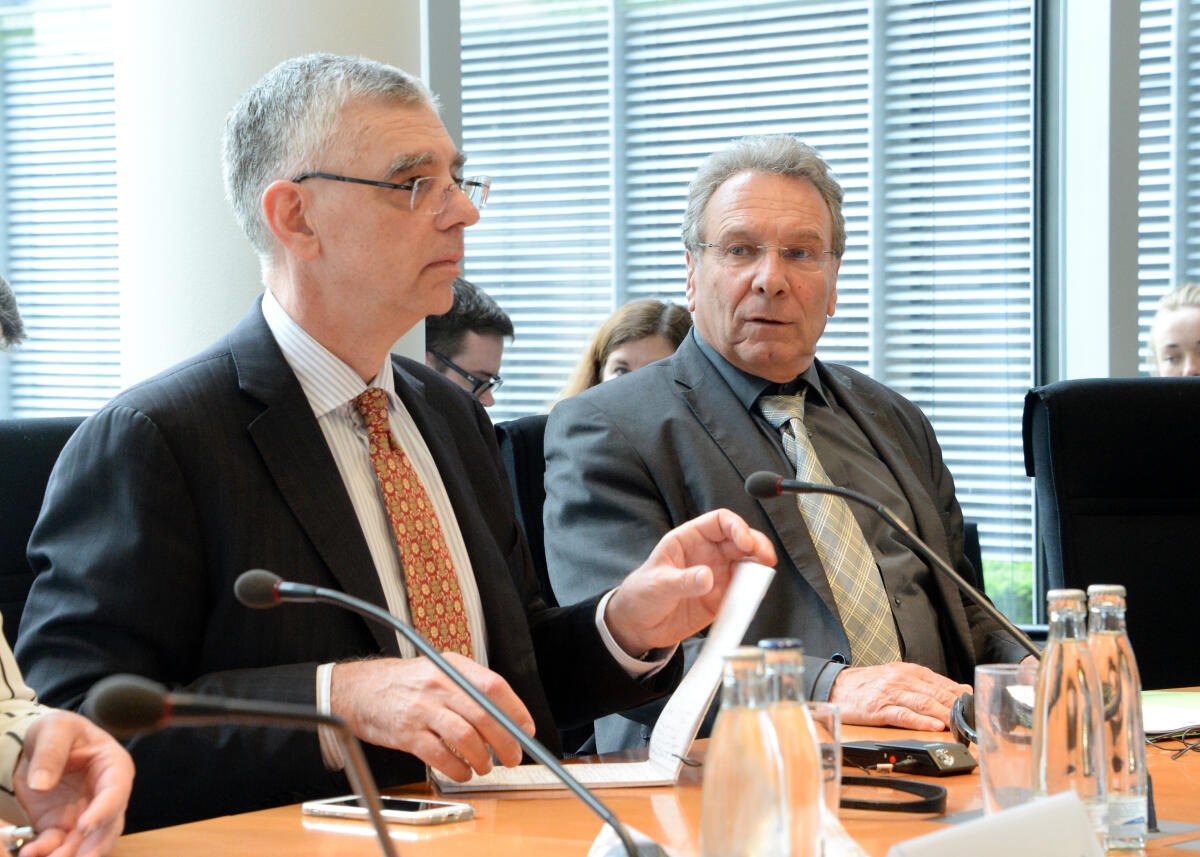 Der stellvertretende Staatssekretär im australischen Ministerium für Auswärtige Angelegenheiten und Handel, Christopher Langman, (li), ist zu Gast beim Ausschuss des Deutschen Bundestages für Wirtschaft und Energie. Klaus Ernst, (re), DIE LINKE, Vorsitzender des Ausschusses, leitet das Gespräch. Ernst, Klaus; Langman, Christopher Der stellvertretende Staatssekretär im australischen Ministerium für Auswärtige Angelegenheiten und Handel, Christopher Langman, (li), ist zu Gast beim Ausschuss des Deutschen Bundestages für Wirtschaft und Energie. Klaus Ernst, (re), DIE LINKE, Vorsitzender des Ausschusses, leitet das Gespräch.