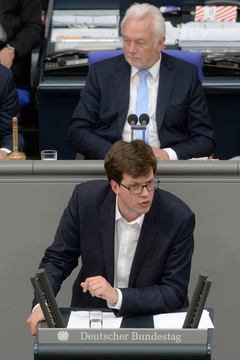 Köhler, Lukas; Kubicki, Wolfgang Dr. Lukas Köhler, FDP, Bundestagsabgeordneter, Abgeordneter, Mitglied Deutscher Bundestag, MdB, Rede, 31. Sitzung, Top 1 Epl 16, Thema: Haushaltsgesetz 2018 - Umwelt, Naturschutz und nukleare Sicherheit, Vorsitz: Bundestagsvizepräsident Wolfgang Kubicki, FDP.; Rednerpult.