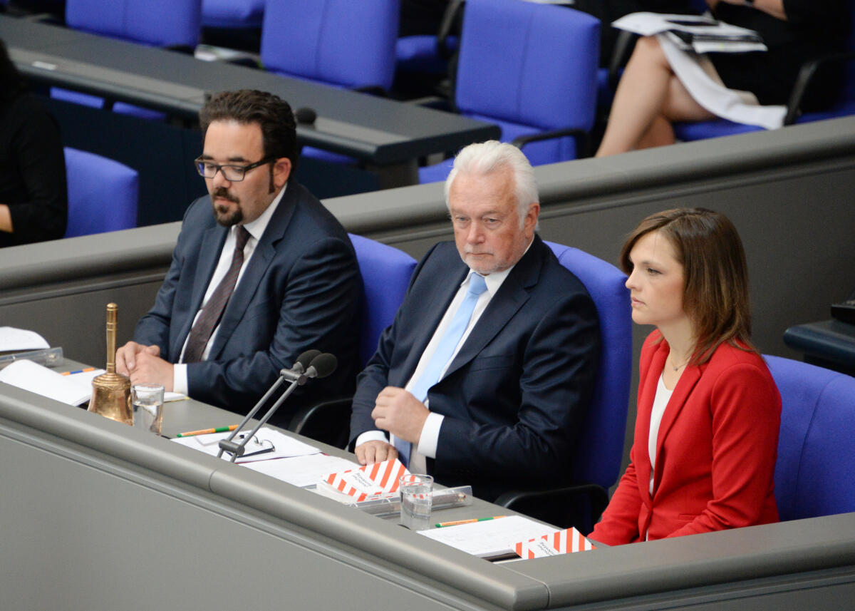 Kaiser, Elisabeth; Kühn, Christian; Kubicki, Wolfgang Schriftführer: Elisabeth Kaiser, SPD, Christian Kühn, (li), Bündnis 90/Die Grünen, Vorsitz: Bundestagsvizepräsident Wolfgang Kubicki, FDP, 31. Sitzung Deutscher Bundestag.
