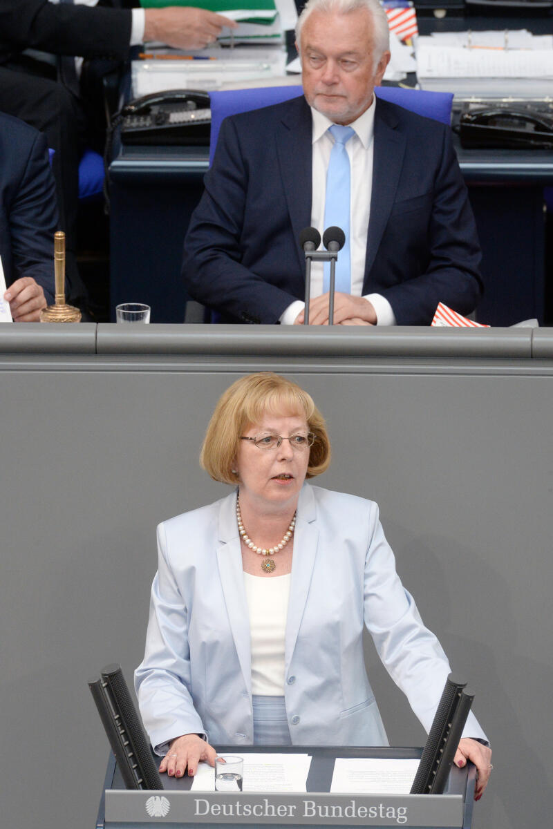 Ihnen, Ulla; Kubicki, Wolfgang Ulla Ihnen, FDP, Bundestagsabgeordnete, Abgeordnete, Mitglied Deutscher Bundestag, MdB, Rede, 31. Sitzung, Top 1 Epl 16, Thema: Haushaltsgesetz 2018 - Umwelt, Naturschutz und nukleare Sicherheit, Vorsitz: Bundestagsvizepräsident Wolfgang Kubicki, FDP.; Rednerpult.