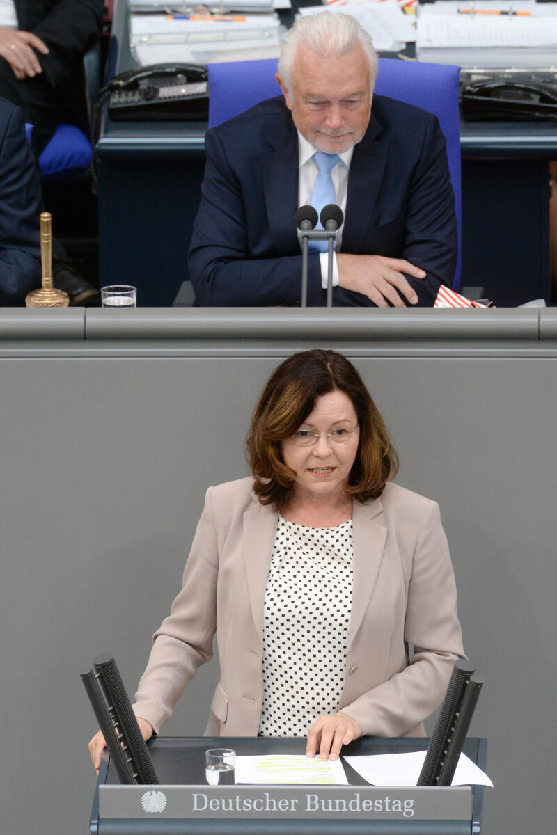 Bluhm, Heidrun; Kubicki, Wolfgang Heidrun Bluhm, DIE LINKE, Bundestagsabgeordnete, Abgeordnete, Mitglied Deutscher Bundestag, MdB, Rede, 31. Sitzung, Top 1 Epl 16, Thema: Haushaltsgesetz 2018 - Umwelt, Naturschutz und nukleare Sicherheit, Vorsitz: Bundestagsvizepräsident Wolfgang Kubicki, FDP.; Rednerpult.