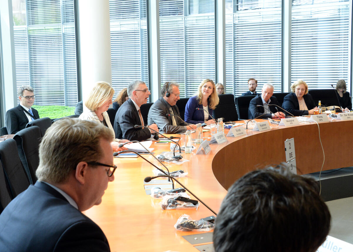 Der stellvertretende Staatssekretär im australischen Ministerium für Auswärtige Angelegenheiten und Handel, Christopher Langman, (5.v.re), ist zu Gast beim Ausschuss des Deutschen Bundestages für Wirtschaft und Energie. Klaus Ernst, (4.v.re), DIE LINKE, Vorsitzender des Ausschusses, leitet das Gespräch.; Übersicht. Ernst, Klaus; Langman, Christopher Der stellvertretende Staatssekretär im australischen Ministerium für Auswärtige Angelegenheiten und Handel, Christopher Langman, (5.v.re), ist zu Gast beim Ausschuss des Deutschen Bundestages für Wirtschaft und Energie. Klaus Ernst, (4.v.re), DIE LINKE, Vorsitzender des Ausschusses, leitet das Gespräch.; Übersicht.