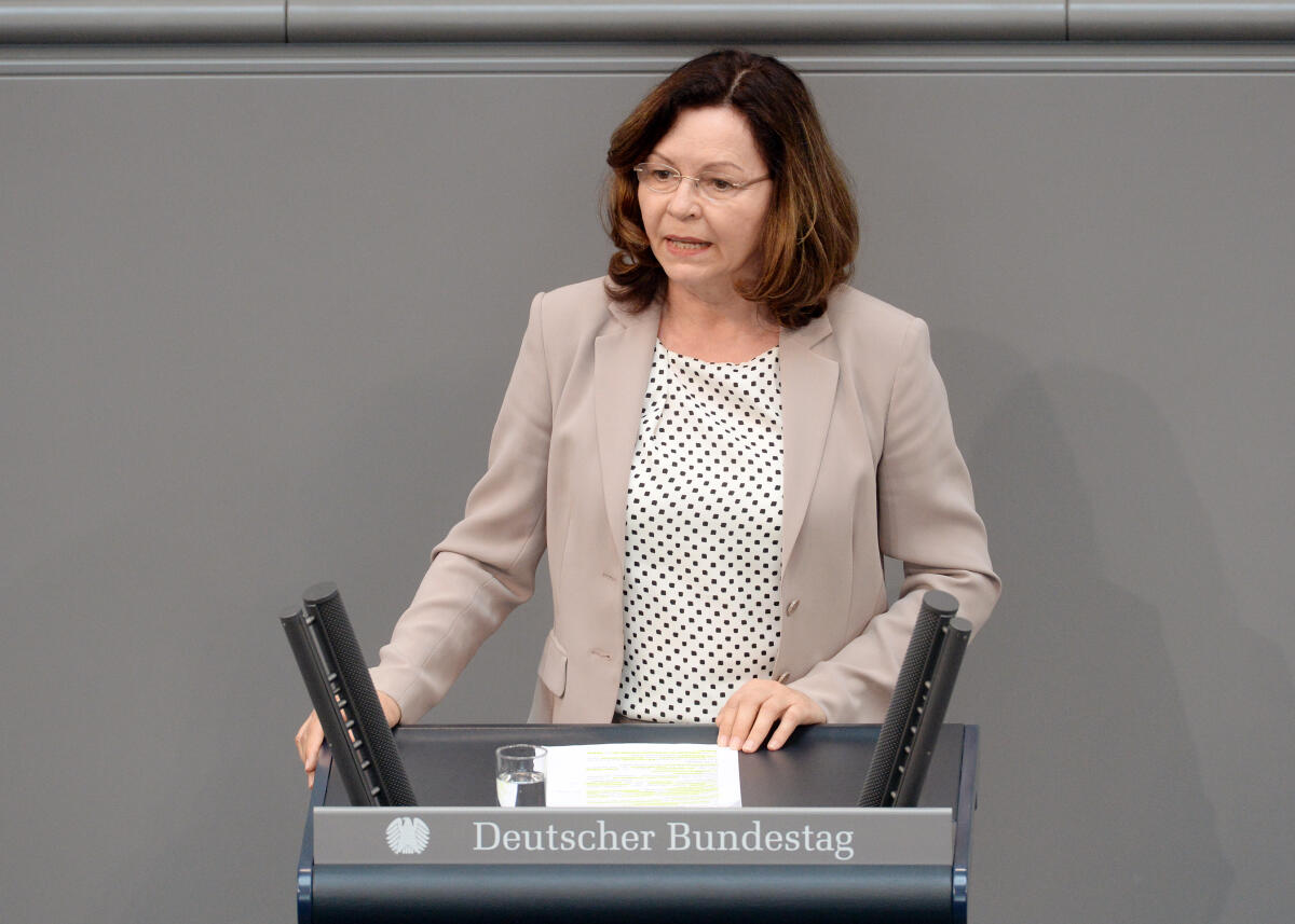 Bluhm, Heidrun Heidrun Bluhm, DIE LINKE, Bundestagsabgeordnete, Abgeordnete, Mitglied Deutscher Bundestag, MdB, Rede, 31. Sitzung, Top 1 Epl 16, Thema: Haushaltsgesetz 2018 - Umwelt, Naturschutz und nukleare Sicherheit.; Rednerpult.