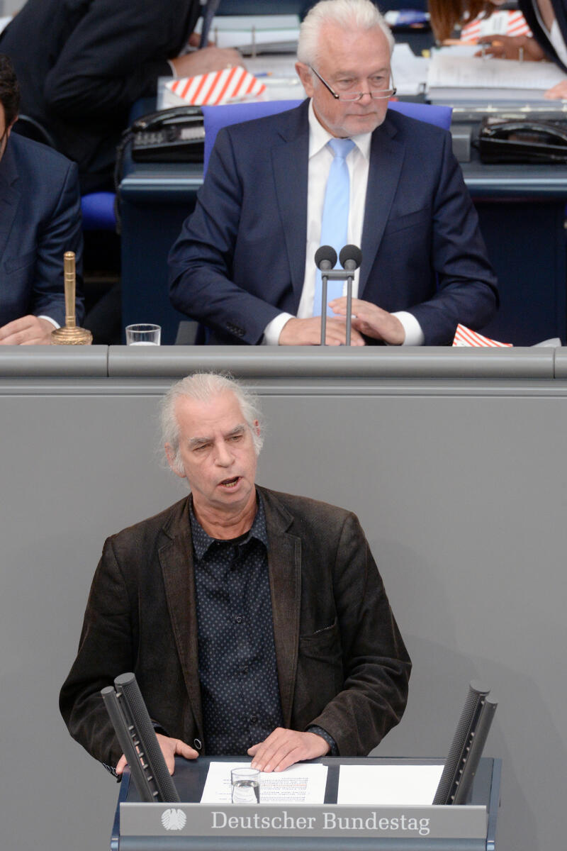 Zdebel, Hubertus; Kubicki, Wolfgang Hubertus Zdebel, DIE LINKE, Bundestagsabgeordneter, Abgeordneter, Mitglied Deutscher Bundestag, MdB, Rede, 31. Sitzung, Top 1 Epl 16, Thema: Haushaltsgesetz 2018 - Umwelt, Naturschutz und nukleare Sicherheit, Vorsitz: Bundestagsvizepräsident Wolfgang Kubicki, FDP.; Rednerpult.