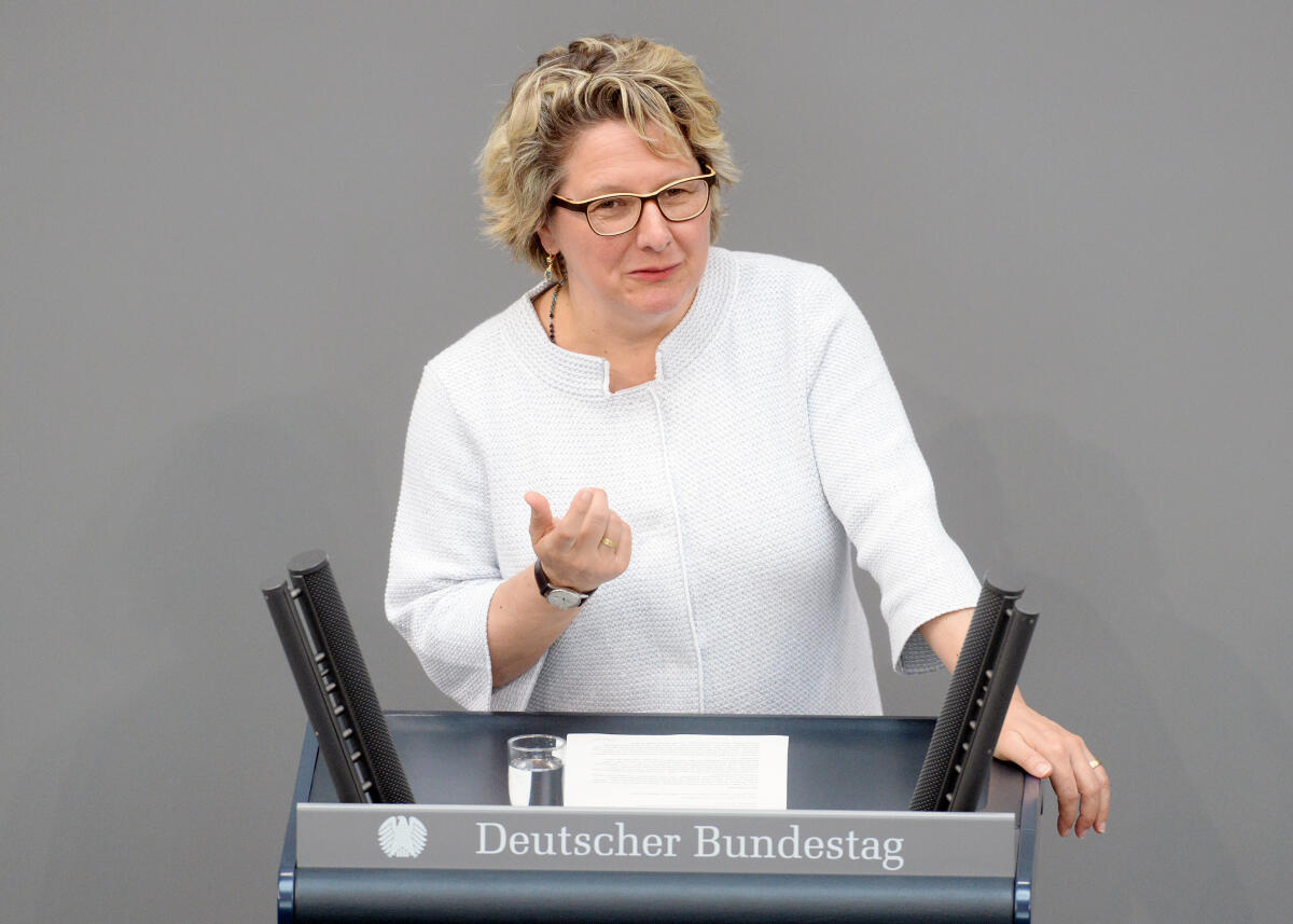 Schulze, Svenja Svenja Schulze, BMin., SPD, Rede, 31. Sitzung, Top 1 Epl 16, Thema: Haushaltsgesetz 2018 - Umwelt, Naturschutz und nukleare Sicherheit.; Rednerpult.