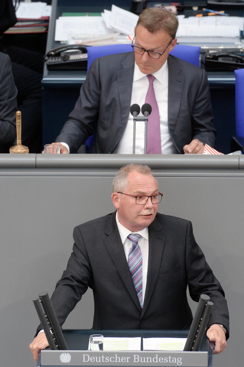 Schiefner, Udo; Oppermann, Thomas Udo Schiefner, SPD, Bundestagsabgeordneter, Abgeordneter, Mitglied Deutscher Bundestag, MdB, Rede, 31. Sitzung, Top 1 Epl 12, Thema: Haushaltsgesetz 2018 - Verkehr und digitale Infrastruktur, Vorsitz: Bundestagsvizepräsident Thomas Oppermann, SPD.; Rednerpult.