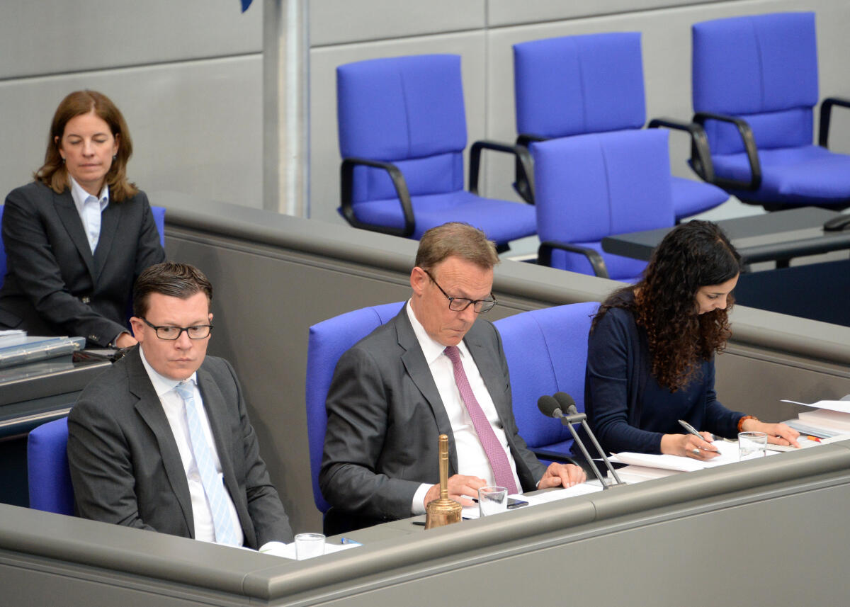 Schriftführer: Torbjörn Kartes, (li), CDU/CSU, Jessica Tatti, (re), DIE LINKE, Vorsitz: Bundestagsvizepräsident Thomas Oppermann, 31. Sitzung Deutscher Bundestag. Kartes, Torbjörn; Tatti, Jessica; Oppermann, Thomas Schriftführer: Torbjörn Kartes, (li), CDU/CSU, Jessica Tatti, (re), DIE LINKE, Vorsitz: Bundestagsvizepräsident Thomas Oppermann, 31. Sitzung Deutscher Bundestag.