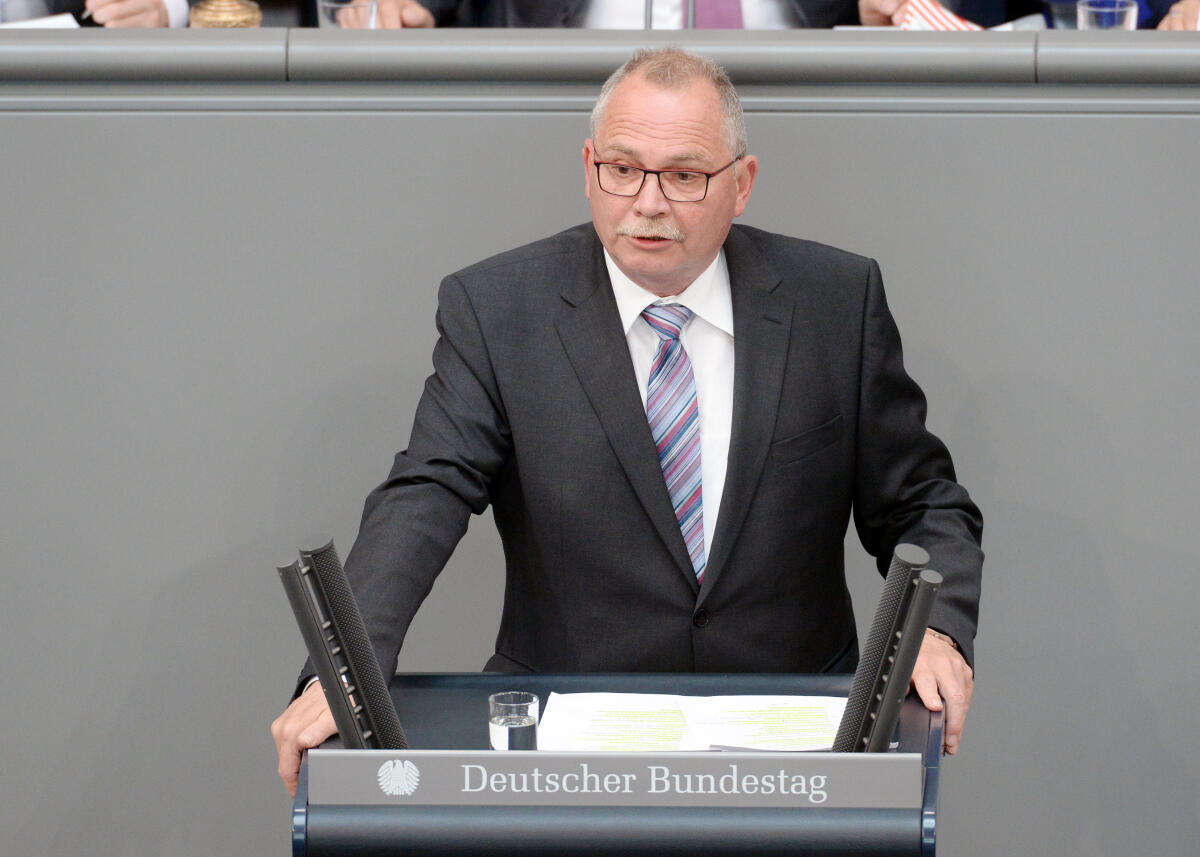 Schiefner, Udo Udo Schiefner, SPD, Bundestagsabgeordneter, Abgeordneter, Mitglied Deutscher Bundestag, MdB, Rede, 31. Sitzung, Top 1 Epl 12, Thema: Haushaltsgesetz 2018 - Verkehr und digitale Infrastruktur.; Rednerpult.