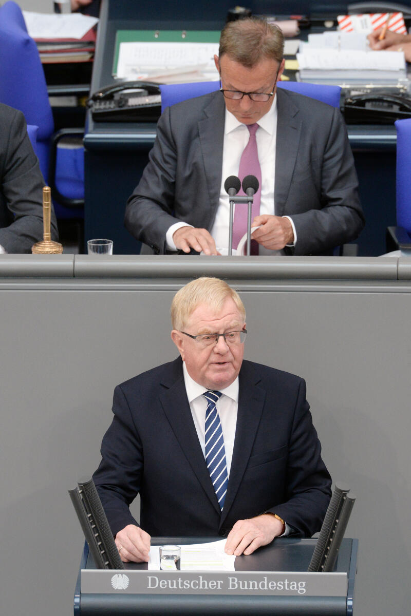 Sendker, Reinhold; Oppermann, Thomas Reinhold Sendker, CDU/CSU, Bundestagsabgeordneter, Abgeordneter, Mitglied Deutscher Bundestag, MdB, Rede, 31. Sitzung, Top 1 Epl 12, Thema: Haushaltsgesetz 2018 - Verkehr und digitale Infrastruktur, Vorsitz: Bundestagsvizepräsident Thomas Oppermann, SPD.; Rednerpult.