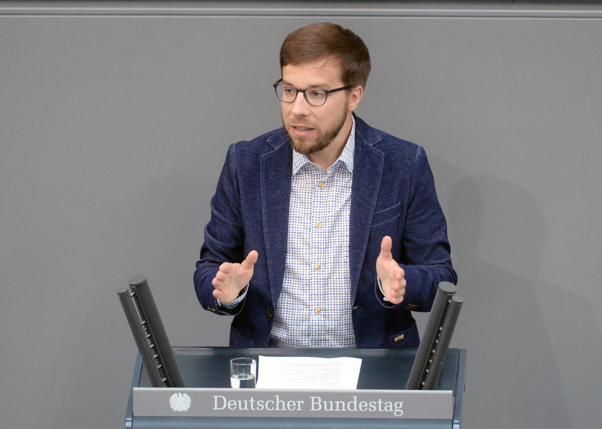 Perli, Victor Angelos Victor Angelo Perli, DIE LINKE, Bundestagsabgeordneter, Abgeordneter, Mitglied Deutscher Bundestag, MdB, Rede, 31. Sitzung, Top 1 Epl 12, Thema: Haushaltsgesetz 2018 - Verkehr und digitale Infrastruktur.; Rednerpult.