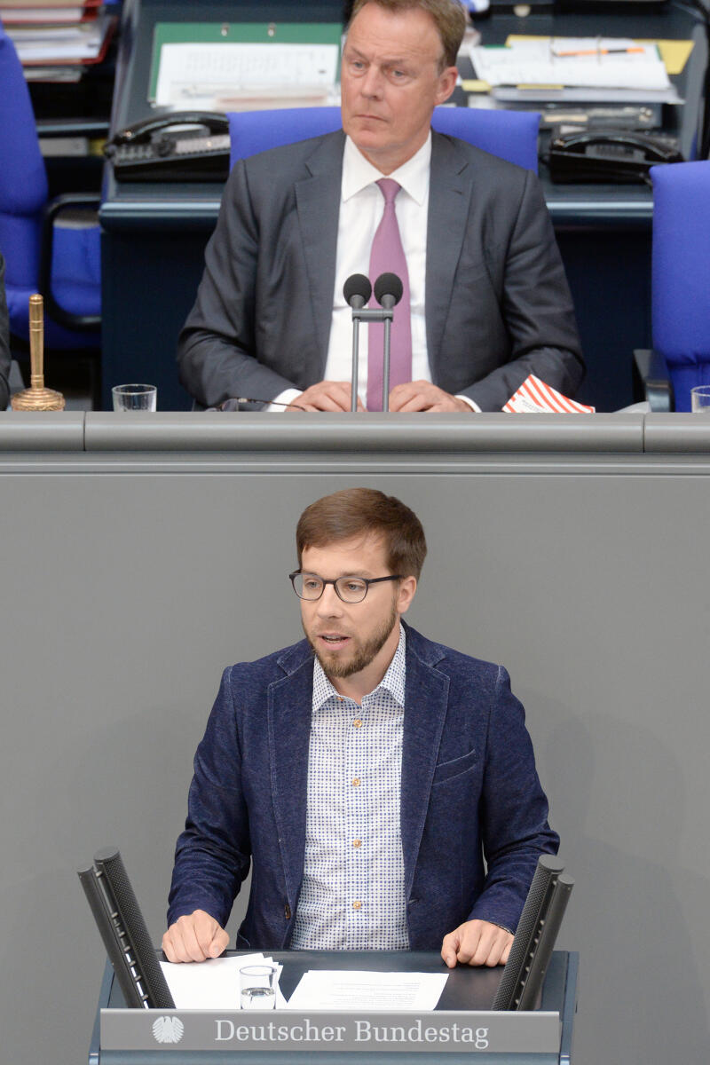 Perli, Victor Angelos; Oppermann, Thomas Victor Angelo Perli, DIE LINKE, Bundestagsabgeordneter, Abgeordneter, Mitglied Deutscher Bundestag, MdB, Rede, 31. Sitzung, Top 1 Epl 12, Thema: Haushaltsgesetz 2018 - Verkehr und digitale Infrastruktur, Vorsitz: Bundestagsvizepräsident Thomas Oppermann, SPD.; Rednerpult.