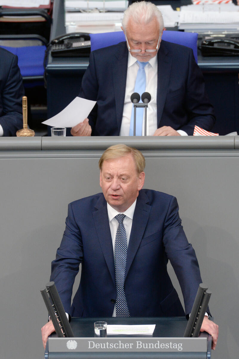 Gädechens, Ingo; Kubicki, Wolfgang Ingo Gädechens, CDU/CSU, Bundestagsabgeordneter, Abgeordneter, Mitglied Deutscher Bundestag, MdB, Rede, 31. Sitzung, Top 1 Epl 16, Thema: Haushaltsgesetz 2018 - Umwelt, Naturschutz und nukleare Sicherheit, Vorsitz: Bundestagsvizepräsident Wolfgang Kubicki, FDP.; Rednerpult.