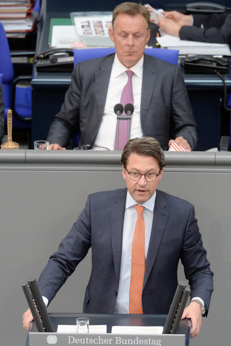 Scheuer, Andreas; Oppermann, Thomas Andreas Scheuer, BMin., CDU/CSU, Bundestagsabgeordneter, Abgeordneter, Mitglied Deutscher Bundestag, MdB, Rede, 31. Sitzung, Top 1 Epl 12, Thema: Haushaltsgesetz 2018 - Verkehr und digitale Infrastruktur, Vorsitz: Bundestagsvizepräsident Thomas Oppermann, SPD.; Rednerpult.