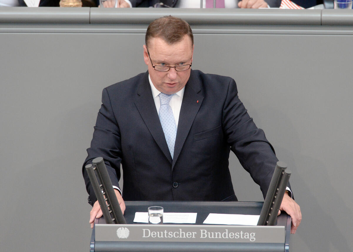Uwe Schmidt, SPD, Bundestagsabgeordneter, Abgeordneter, Mitglied Deutscher Bundestag, MdB, Rede, 31. Sitzung, Top 1 Epl 12, Thema: Haushaltsgesetz 2018 - Verkehr und digitale Infrastruktur.; Rednerpult. Schmidt, Uwe Uwe Schmidt, SPD, Bundestagsabgeordneter, Abgeordneter, Mitglied Deutscher Bundestag, MdB, Rede, 31. Sitzung, Top 1 Epl 12, Thema: Haushaltsgesetz 2018 - Verkehr und digitale Infrastruktur.; Rednerpult.