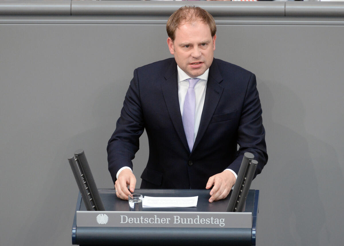 Meyer, Christoph Christoph Meyer, FDP, Bundestagsabgeordneter, Abgeordneter, Mitglied Deutscher Bundestag, MdB, Rede, 31. Sitzung, Top 1 Epl 12, Thema: Haushaltsgesetz 2018 - Verkehr und digitale Infrastruktur.; Rednerpult.