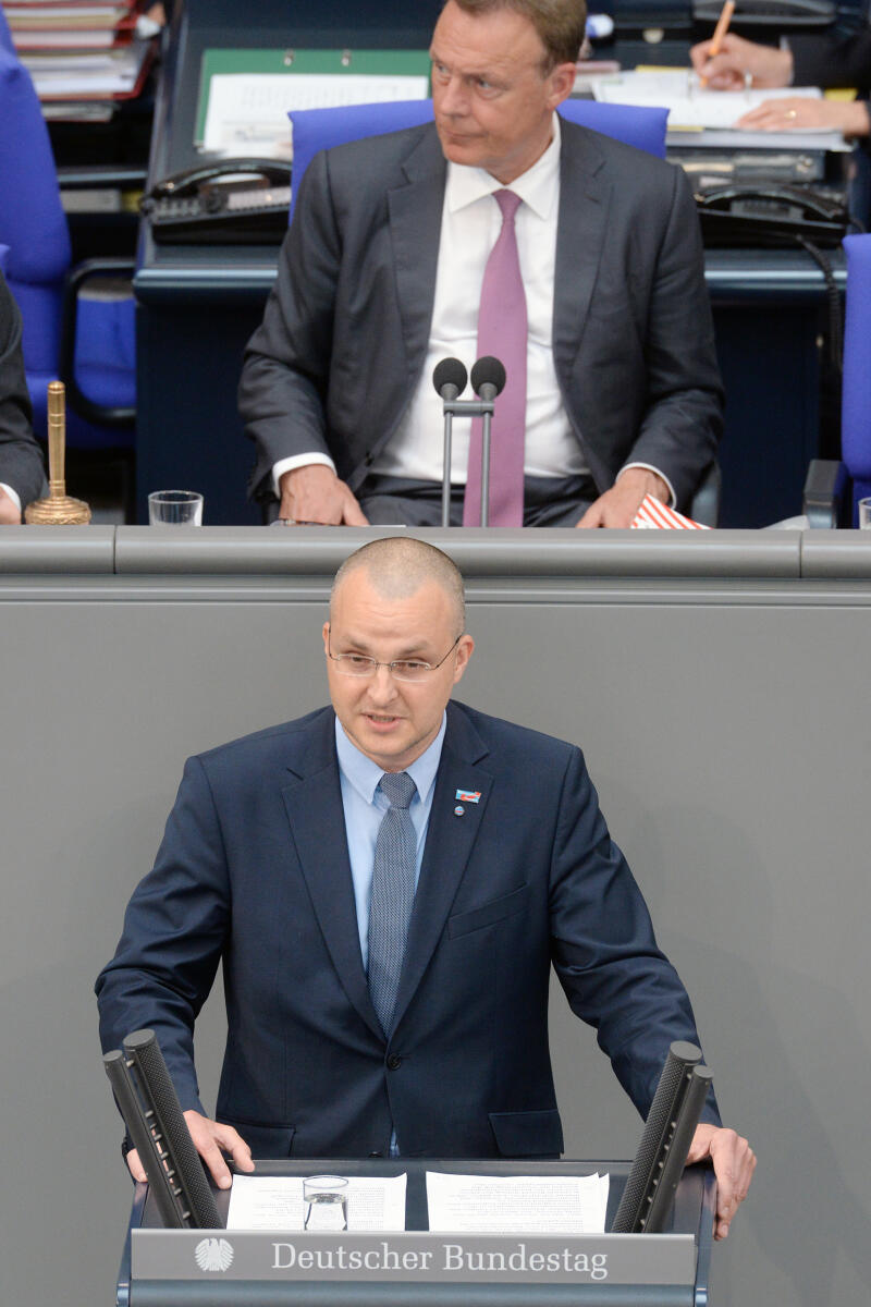 Marcus Bühl, AfD, Bundestagsabgeordneter, Abgeordneter, Mitglied Deutscher Bundestag, MdB, Rede, 31. Sitzung, Top 1 Epl 12, Thema: Haushaltsgesetz 2018 - Verkehr und digitale Infrastruktur, Vorsitz: Bundestagsvizepräsident Thomas Oppermann, SPD.; Rednerpult. Bühl, Marcus; Oppermann, Thomas Marcus Bühl, AfD, Bundestagsabgeordneter, Abgeordneter, Mitglied Deutscher Bundestag, MdB, Rede, 31. Sitzung, Top 1 Epl 12, Thema: Haushaltsgesetz 2018 - Verkehr und digitale Infrastruktur, Vorsitz: Bundestagsvizepräsident Thomas Oppermann, SPD.; Rednerpult.
