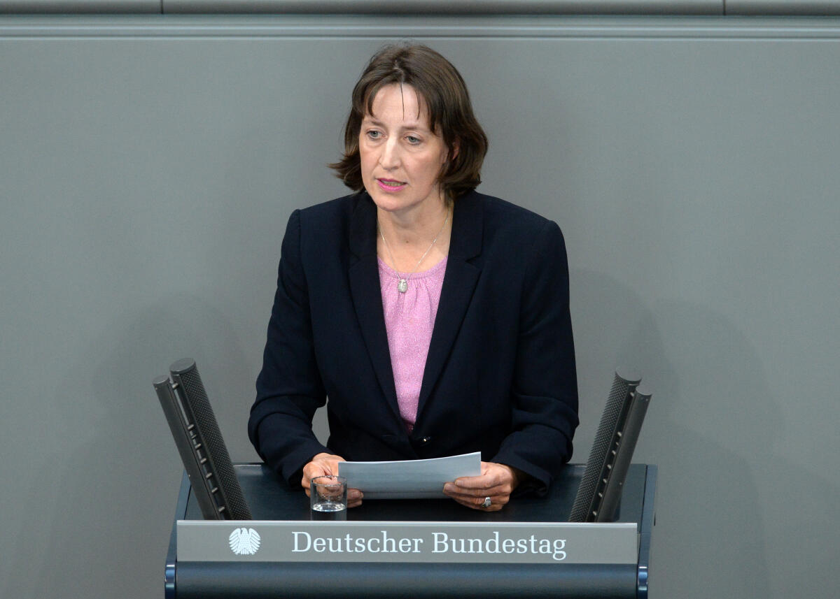Dr. Astrid Mannes, CDU/CSU, Bundestagsabgeordnete, Abgeordnete, Mitglied Deutscher Bundestag, MdB, Rede, 29. Sitzung, Top 10, Thema: Armutsfeste Ausbildungsförderung.; Rednerpult. Mannes, Astrid Dr. Astrid Mannes, CDU/CSU, Bundestagsabgeordnete, Abgeordnete, Mitglied Deutscher Bundestag, MdB, Rede, 29. Sitzung, Top 10, Thema: Armutsfeste Ausbildungsförderung.; Rednerpult.