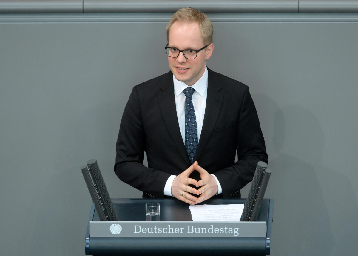 Brandenburg, Jens Dr. Jens Brandenburg, FDP, Bundestagsabgeordneter, Abgeordneter, Mitglied Deutscher Bundestag, MdB, Rede, 29. Sitzung, Top 10, Thema: Armutsfeste Ausbildungsförderung.; Rednerpult.