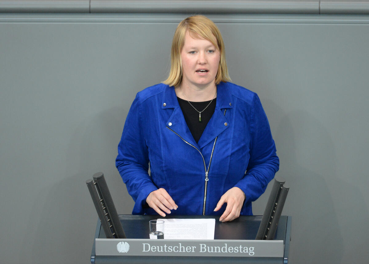 Esdar, Wiebke Dr. Wiebke Esdar, SPD, Bundestagsabgeordnete, Abgeordnete, Mitglied Deutscher Bundestag, MdB, Rede, 29. Sitzung, Top 10, Thema: Armutsfeste Ausbildungsförderung.; Rednerpult.