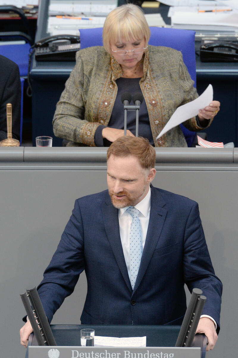 Aumer, Peter; Roth, Claudia Peter Aumer, CDU/CSU, Bundestagsabgeordneter, Abgeordneter, Mitglied Deutscher Bundestag, MdB, Rede, 29. Sitzung, Top 8, Thema: Änderung des Schwerbehindertenausweises, Vorsitz: Bundestagsvizepräsidentin Claudia Roth, Bündnis 90/Die Grünen.; Rednerpult.