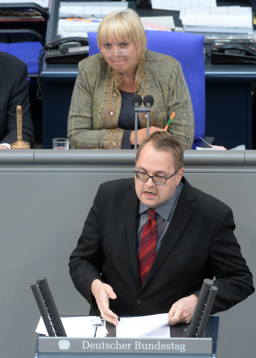 Pellmann, Sören; Roth, Claudia Sören Pellmann, DIE LINKE, Bundestagsabgeordneter, Abgeordneter, Mitglied Deutscher Bundestag, MdB, Rede, 29. Sitzung, Top 8, Thema: Änderung des Schwerbehindertenausweises, Vorsitz: Bundestagsvizepräsidentin Claudia Roth, Bündnis 90/Die Grünen.; Rednerpult.
