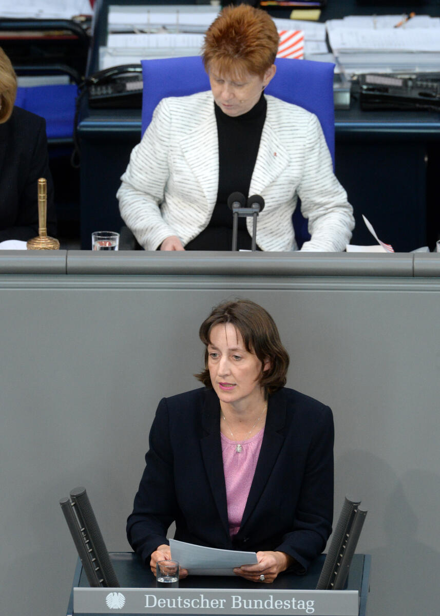Dr. Astrid Mannes, CDU/CSU, Bundestagsabgeordnete, Abgeordnete, Mitglied Deutscher Bundestag, MdB, Rede, 29. Sitzung, Top 10, Thema: Armutsfeste Ausbildungsförderung, Vorsitz: Bundestagsvizepräsidentin Petra Pau, DIE LINKE.; Rednerpult. Mannes, Astrid; Pau, Petra Dr. Astrid Mannes, CDU/CSU, Bundestagsabgeordnete, Abgeordnete, Mitglied Deutscher Bundestag, MdB, Rede, 29. Sitzung, Top 10, Thema: Armutsfeste Ausbildungsförderung, Vorsitz: Bundestagsvizepräsidentin Petra Pau, DIE LINKE.; Rednerpult.