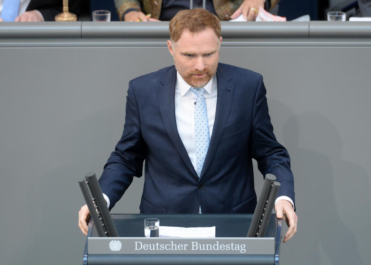 Aumer, Peter Peter Aumer, CDU/CSU, Bundestagsabgeordneter, Abgeordneter, Mitglied Deutscher Bundestag, MdB, Rede, 29. Sitzung, Top 8, Thema: Änderung des Schwerbehindertenausweises.; Rednerpult.