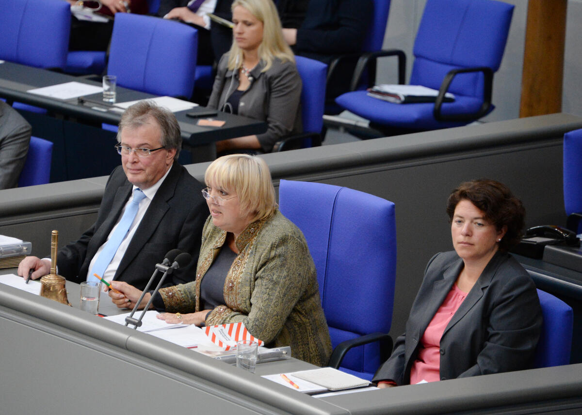 Vieregge, Kerstin; Hemmelgarn, Udo; Roth, Claudia Schriftführer, 29. Sitzung Deutscher Bundestag: Kerstin Vieregge, CDU/CSU, Udo Hemmelgarn, AfD, Vorsitz: Bundestagsvizepräsidentin Claudia Roth, Bündnis 90/Die Grünen.