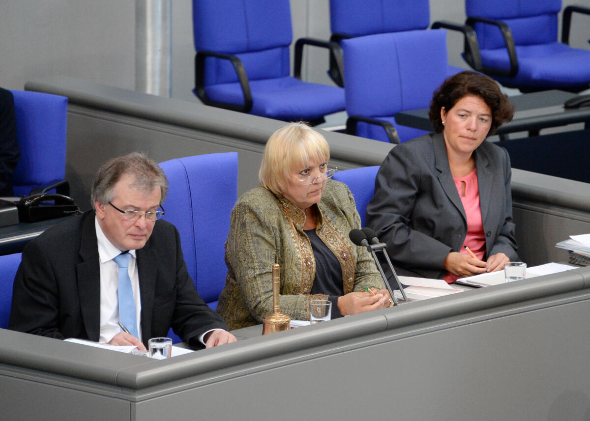 Vieregge, Kerstin; Hemmelgarn, Udo; Roth, Claudia Schriftführer, 29. Sitzung Deutscher Bundestag: Kerstin Vieregge, CDU/CSU, Udo Hemmelgarn, AfD, Vorsitz: Bundestagsvizepräsidentin Claudia Roth, Bündnis 90/Die Grünen.