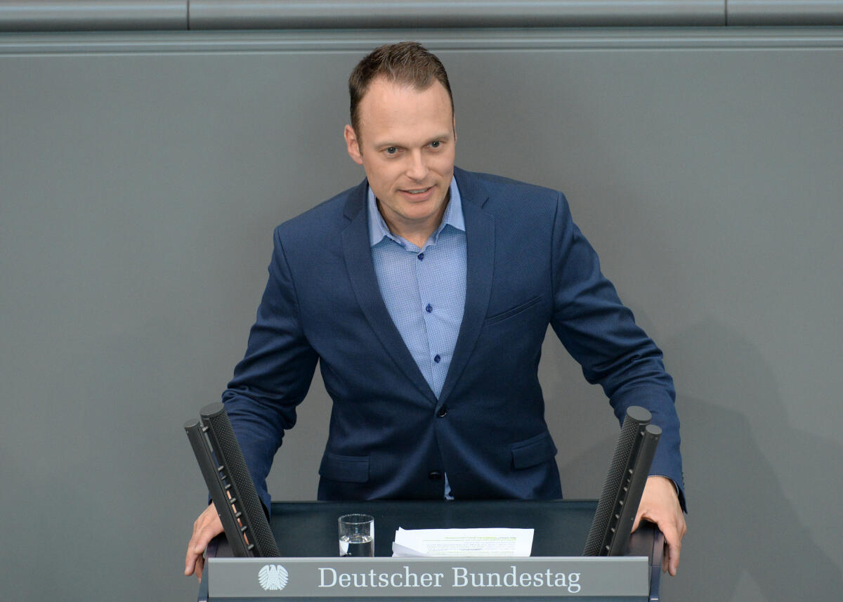 Kai Gehring, Bündnis 90/Die Grünen, Bundestagsabgeordneter, Abgeordneter, Mitglied Deutscher Bundestag, MdB, Rede, 29. Sitzung, Top 10, Thema: Armutsfeste Ausbildungsförderung.; Rednerpult. Gehring, Kai Kai Gehring, Bündnis 90/Die Grünen, Bundestagsabgeordneter, Abgeordneter, Mitglied Deutscher Bundestag, MdB, Rede, 29. Sitzung, Top 10, Thema: Armutsfeste Ausbildungsförderung.; Rednerpult.