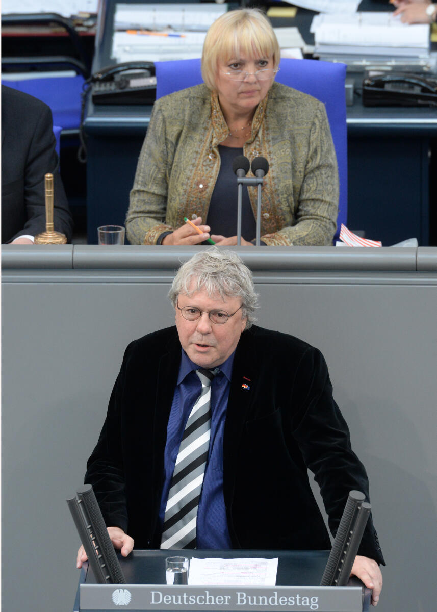 Schummer, Uwe; Roth, Claudia Uwe Schummer, CDU/CSU, Bundestagsabgeordneter, Abgeordneter, Mitglied Deutscher Bundestag, MdB, Rede, 29. Sitzung, Top 8, Thema: Änderung des Schwerbehindertenausweises, Vorsitz: Bundestagsvizepräsidentin Claudia Roth, Bündnis 90/Die Grünen.; Rednerpult.