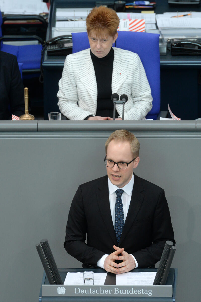 Brandenburg, Jens; Pau, Petra Dr. Jens Brandenburg, FDP, Bundestagsabgeordneter, Abgeordneter, Mitglied Deutscher Bundestag, MdB, Rede, 29. Sitzung, Top 10, Thema: Armutsfeste Ausbildungsförderung, Vorsitz: Bundestagsvizepräsidentin Petra Pau, DIE LINKE.; Rednerpult.