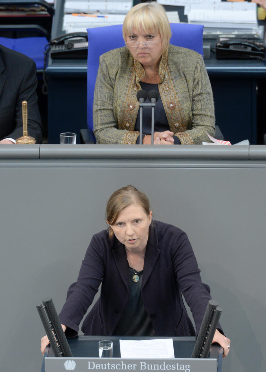 Rüffer, Corinna; Roth, Claudia Corinna Rüffer, Bündnis 90/Die Grünen, Bundestagsabgeordnete, Abgeordnete, Mitglied Deutscher Bundestag, MdB, Rede, 29. Sitzung, Top 8, Thema: Änderung des Schwerbehindertenausweises, Vorsitz: Bundestagsvizepräsidentin Claudia Roth, Bündnis 90/Die Grünen.; Rednerpult.