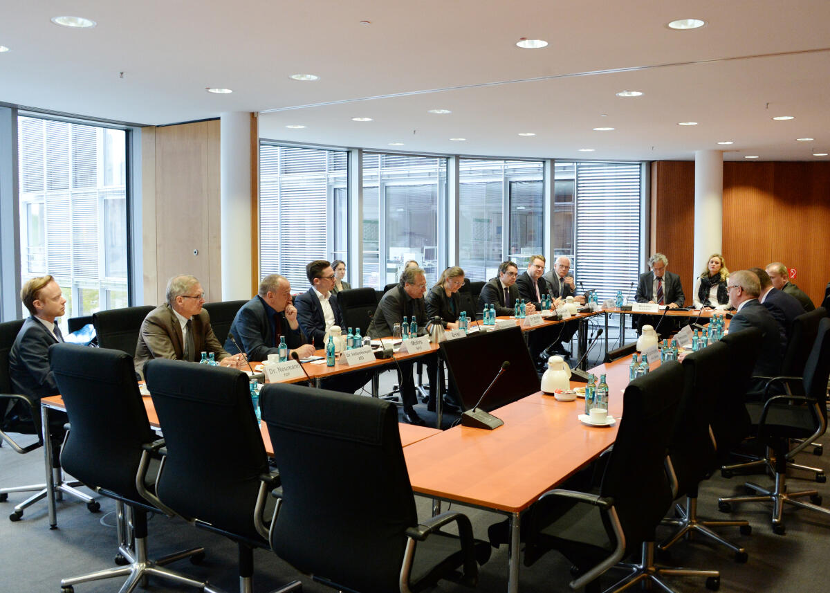 Der Ausschuss des Deutschen Bundestages für Wirtschaft und Energie hat unter der Leitung seines Vorsitzenden Klaus Ernst, DIE LINKE, und mit Beteiligung zahlreicher Bundestagsabgeordneter und Mitglieder des Ausschusses, ein Gespräch mit einer hochrangigen Delegation der Ukraine.; Übersicht. Der Ausschuss des Deutschen Bundestages für Wirtschaft und Energie hat unter der Leitung seines Vorsitzenden Klaus Ernst, DIE LINKE, und mit Beteiligung zahlreicher Bundestagsabgeordneter und Mitglieder des Ausschusses, ein Gespräch mit einer hochrangigen Delegation der Ukraine.; Übersicht.