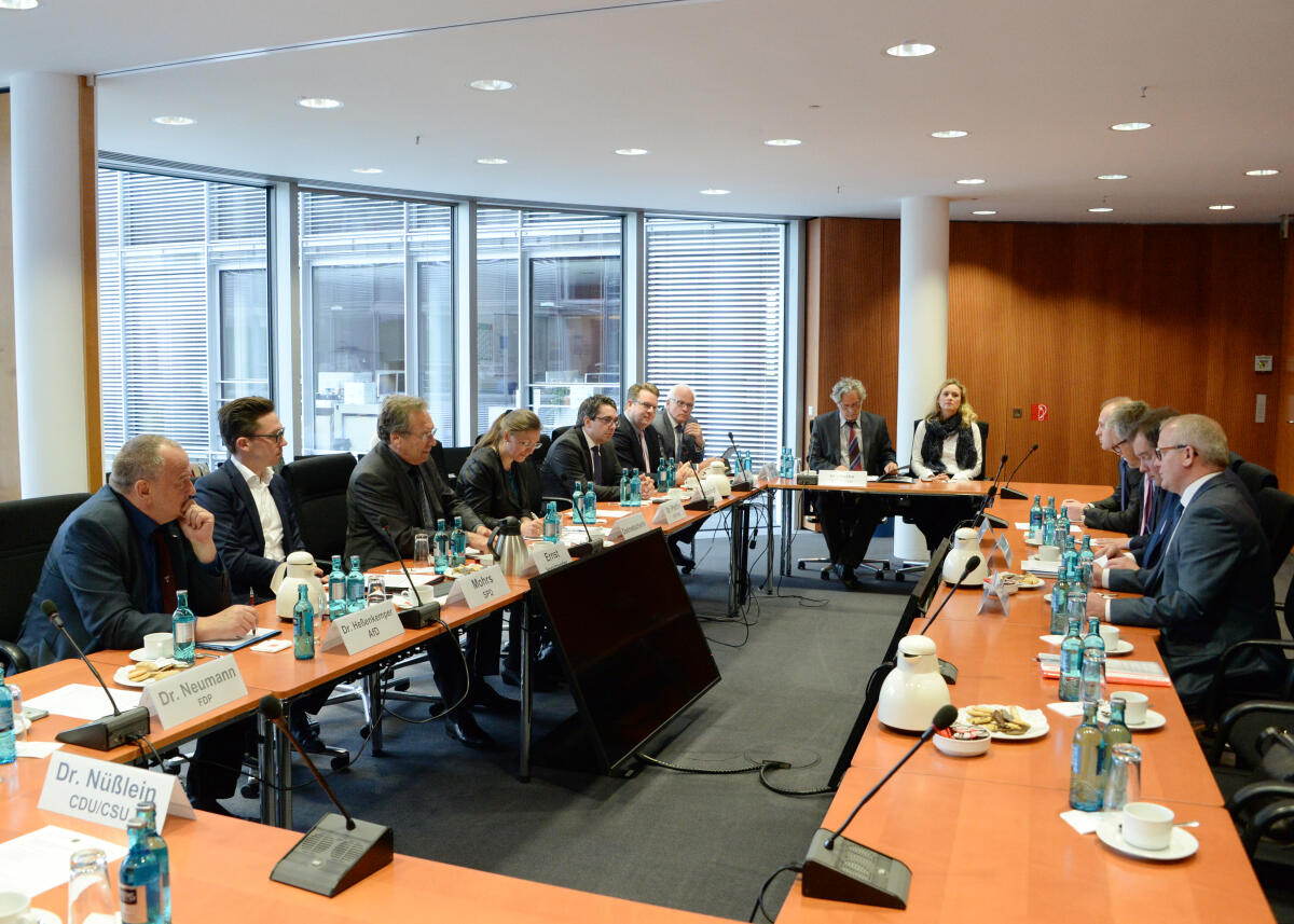 Der Ausschuss des Deutschen Bundestages für Wirtschaft und Energie hat unter der Leitung seines Vorsitzenden Klaus Ernst, DIE LINKE, und mit Beteiligung zahlreicher Bundestagsabgeordneter und Mitglieder des Ausschusses, ein Gespräch mit einer hochrangigen Delegation der Ukraine.; Übersicht. Der Ausschuss des Deutschen Bundestages für Wirtschaft und Energie hat unter der Leitung seines Vorsitzenden Klaus Ernst, DIE LINKE, und mit Beteiligung zahlreicher Bundestagsabgeordneter und Mitglieder des Ausschusses, ein Gespräch mit einer hochrangigen Delegation der Ukraine.; Übersicht.