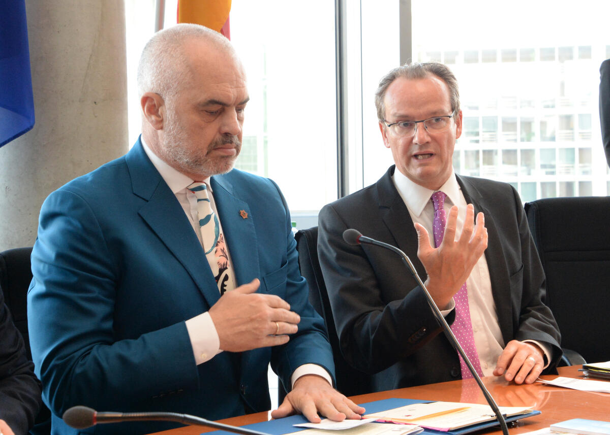 Gunther Krichbaum, (re), CDU/CSU, Vorsitzender des Ausschusses des Deutschen Bundestages für die Angelegenheiten der Europäischen Union, empfängt den Premierminister der Republik Albanien, Edi Rama, (li), der als Gast an einer Ausschusssitzung teilnimmt. Krichbaum, Gunther; Rama, Edi Gunther Krichbaum, (re), CDU/CSU, Vorsitzender des Ausschusses des Deutschen Bundestages für die Angelegenheiten der Europäischen Union, empfängt den Premierminister der Republik Albanien, Edi Rama, (li), der als Gast an einer Ausschusssitzung teilnimmt.