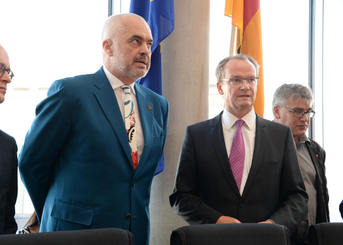 Gunther Krichbaum, (re), CDU/CSU, Vorsitzender des Ausschusses des Deutschen Bundestages für die Angelegenheiten der Europäischen Union, empfängt den Premierminister der Republik Albanien, Edi Rama, (li), der als Gast an einer Ausschusssitzung teilnimmt. Krichbaum, Gunther; Rama, Edi Gunther Krichbaum, (re), CDU/CSU, Vorsitzender des Ausschusses des Deutschen Bundestages für die Angelegenheiten der Europäischen Union, empfängt den Premierminister der Republik Albanien, Edi Rama, (li), der als Gast an einer Ausschusssitzung teilnimmt.