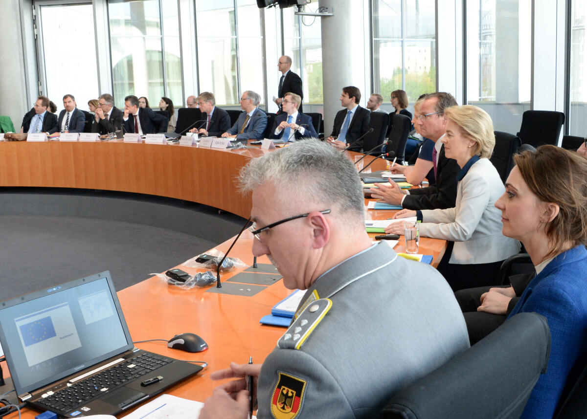 Die Bundesministerin der Verteidigung, Ursula von der Leyen, (3.v.re), CDU/CSU, ist zu Gast beim Ausschuss des Deutschen Bundestages für die Angelegenheiten der Europäischen Union. Gunther Krichbaum, (4.v.re), CDU/CSU, Vorsitzender des Ausschusses, leitet die Sitzung.; Übersicht. Krichbaum, Gunther; Leyen, Ursula von der Die Bundesministerin der Verteidigung, Ursula von der Leyen, (3.v.re), CDU/CSU, ist zu Gast beim Ausschuss des Deutschen Bundestages für die Angelegenheiten der Europäischen Union. Gunther Krichbaum, (4.v.re), CDU/CSU, Vorsitzender des Ausschusses, leitet die Sitzung.; Übersicht.