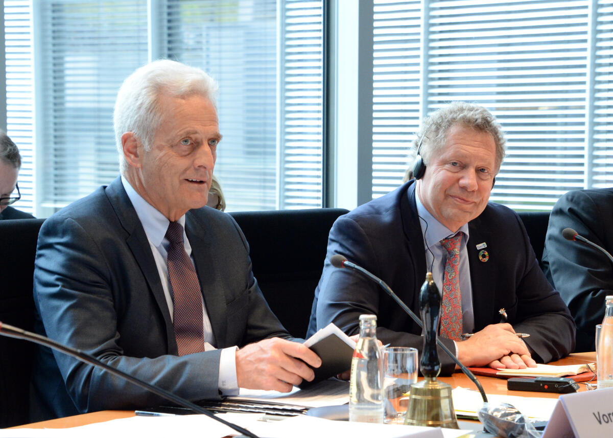 Der Geschäftsführer von GAVI, Die Impfallianz, Dr. Seth Berkley, (re), ist zu Gast beim Ausschuss des Deutschen Bundestages für wirtschaftliche Zusammenarbeit und Entwicklung. Dr. Peter Ramsauer, (li), CDU/CSU, Vorsitzender des Ausschusses, leitet die Sitzung. Ramsauer, Peter; Berkley, Seth Der Geschäftsführer von GAVI, Die Impfallianz, Dr. Seth Berkley, (re), ist zu Gast beim Ausschuss des Deutschen Bundestages für wirtschaftliche Zusammenarbeit und Entwicklung. Dr. Peter Ramsauer, (li), CDU/CSU, Vorsitzender des Ausschusses, leitet die Sitzung.